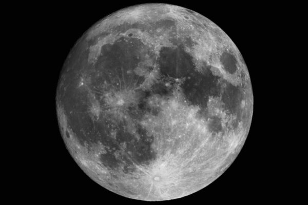 Nesta segunda-feira (05/01), a Lua Cheia domina o céu noturno (Imagem: Getty Images/ Canva Pro)