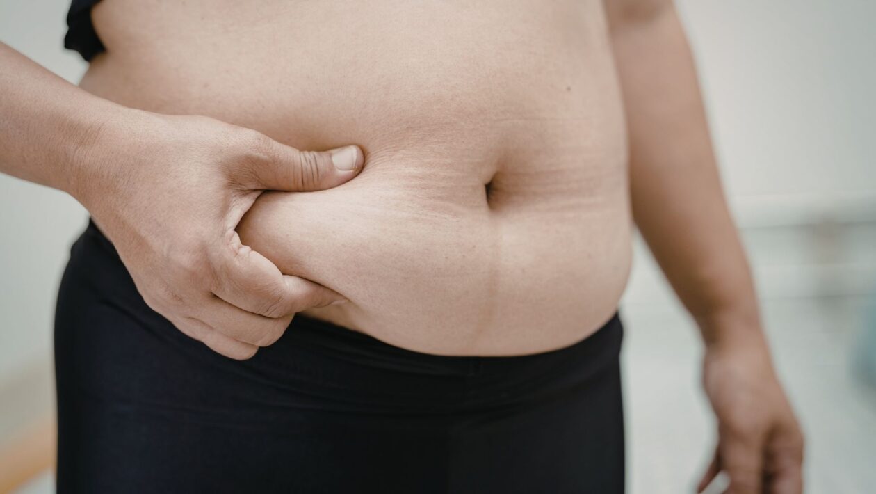 Sono insuficiente aumenta risco de obesidade e gordura corporal. (Foto: Stefanut Sava via Canva)