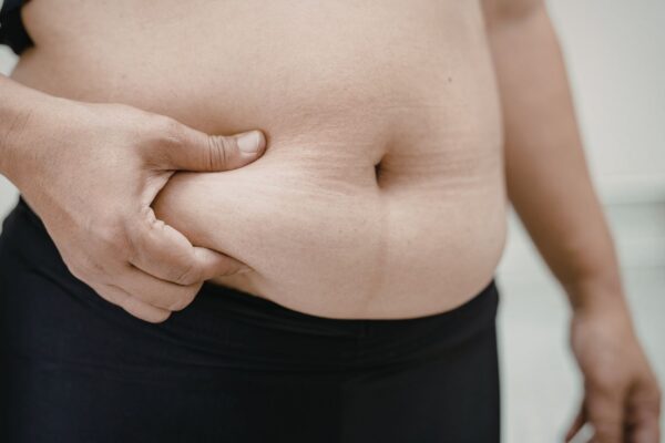 Sono insuficiente aumenta risco de obesidade e gordura corporal. (Foto: Stefanut Sava via Canva)