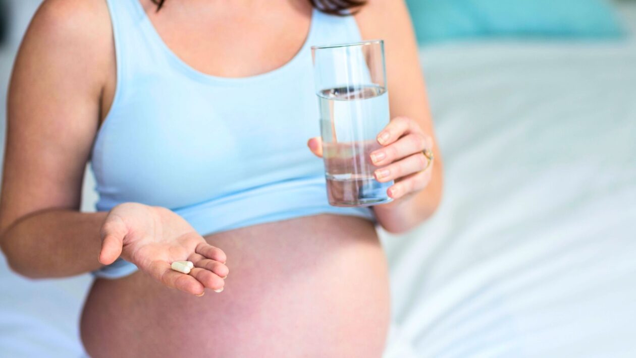 Gestantes podem usar Tylenol sem prejudicar desenvolvimento fetal. (Foto: Getty Images via Canva)