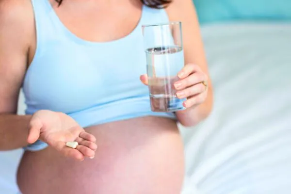 Gestantes podem usar Tylenol sem prejudicar desenvolvimento fetal. (Foto: Getty Images via Canva)