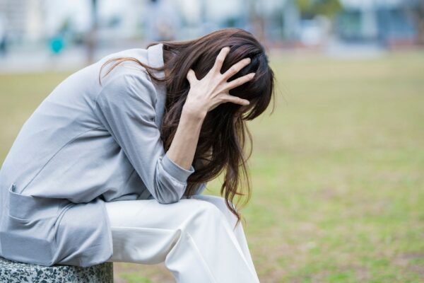 Estresse altera células de defesa em mulheres jovens. (Foto: Aflo via Canva)