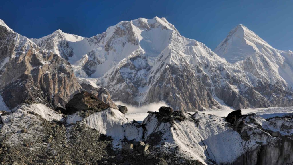 Geleiras derretem e clima extremo ameaça ecossistemas globais (Imagem: Getty Images/ Canva Pro)
