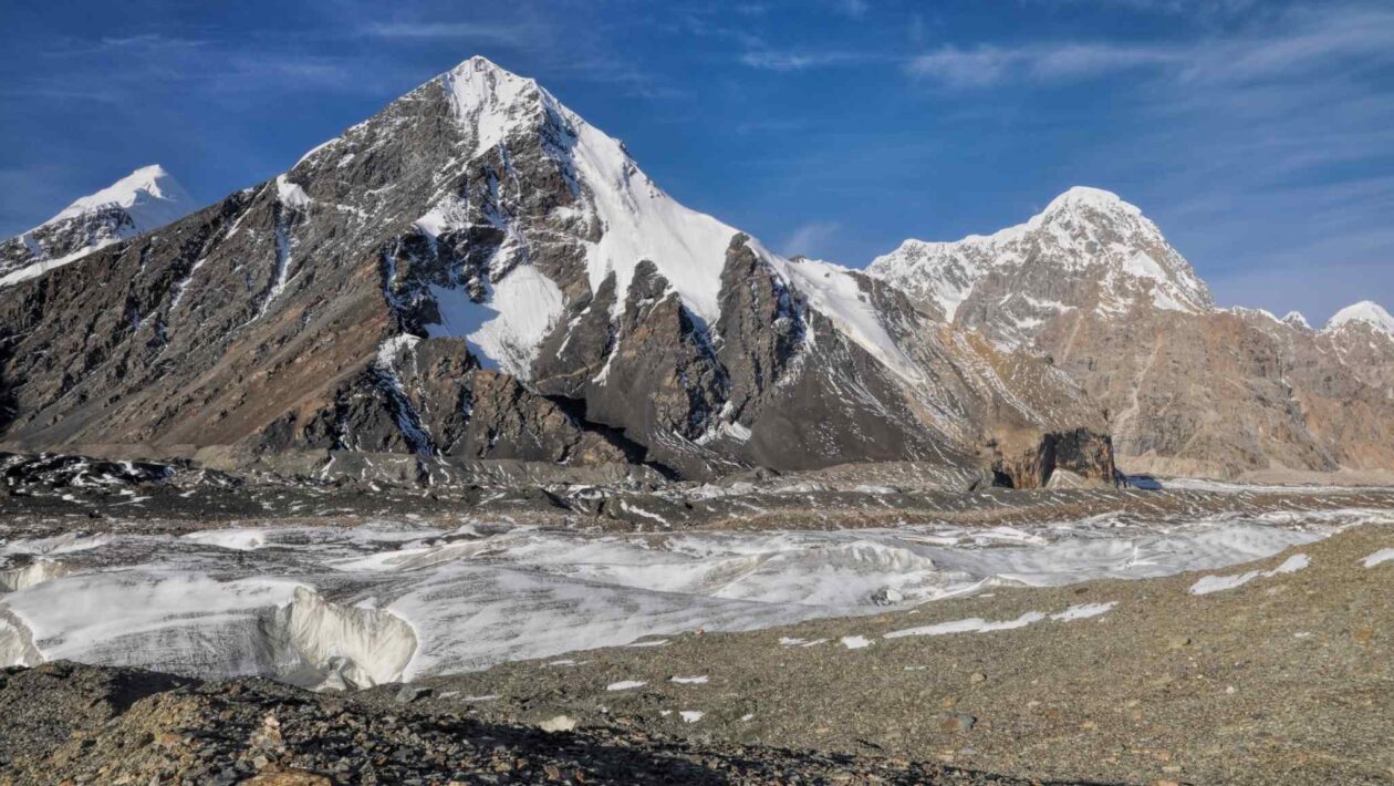 Montanhas aquecem rápido e água de bilhões está em risco (Imagem: Getty Images/ Canva Pro)