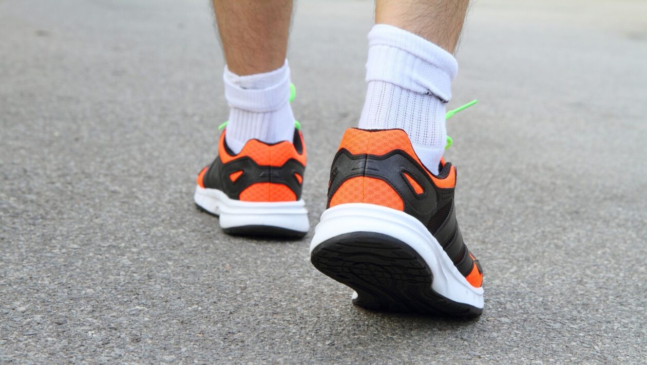 Pequenas caminhadas diárias ajudam a viver mais. (Foto: Getty Images via Canva)