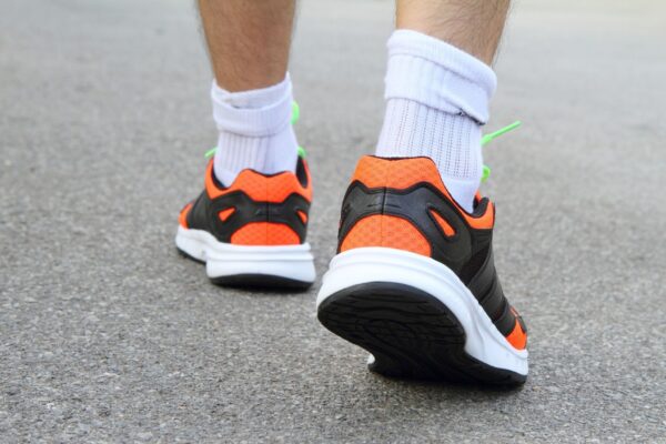 Pequenas caminhadas diárias ajudam a viver mais. (Foto: Getty Images via Canva)