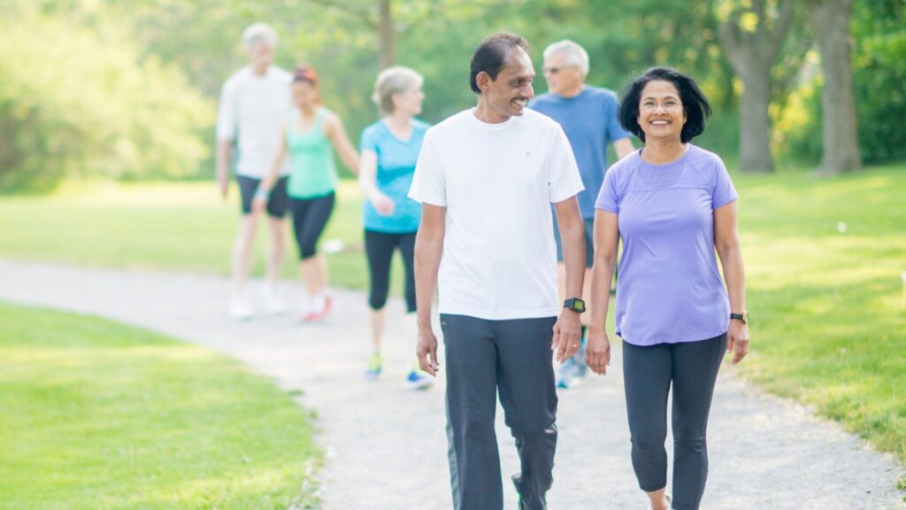 Ficar menos tempo sentado protege o coração. (Foto: Getty Images via Canva)