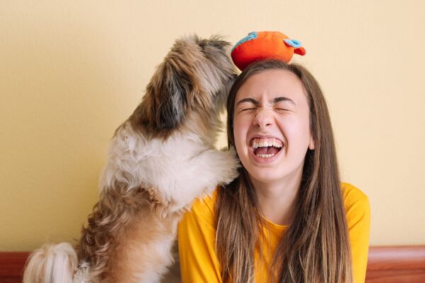 Meninas com cães ativos se exercitam até 34 min a mais por dia. (Foto: Micaelo Fotografía via Canva)