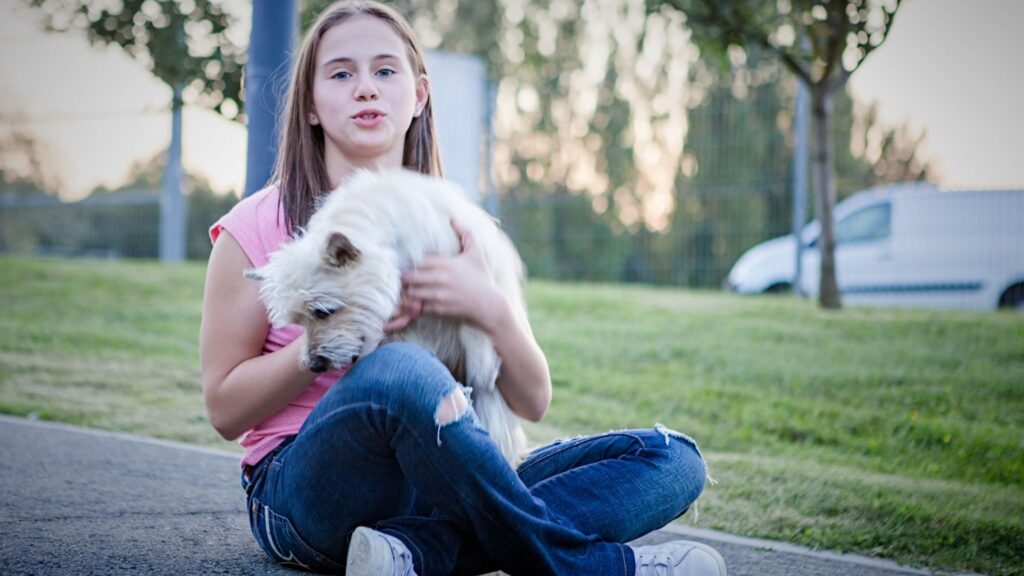 Raças de cães mais ativas reduzem o tempo de tela em adolescentes. (Foto: Getty Images via Canva)