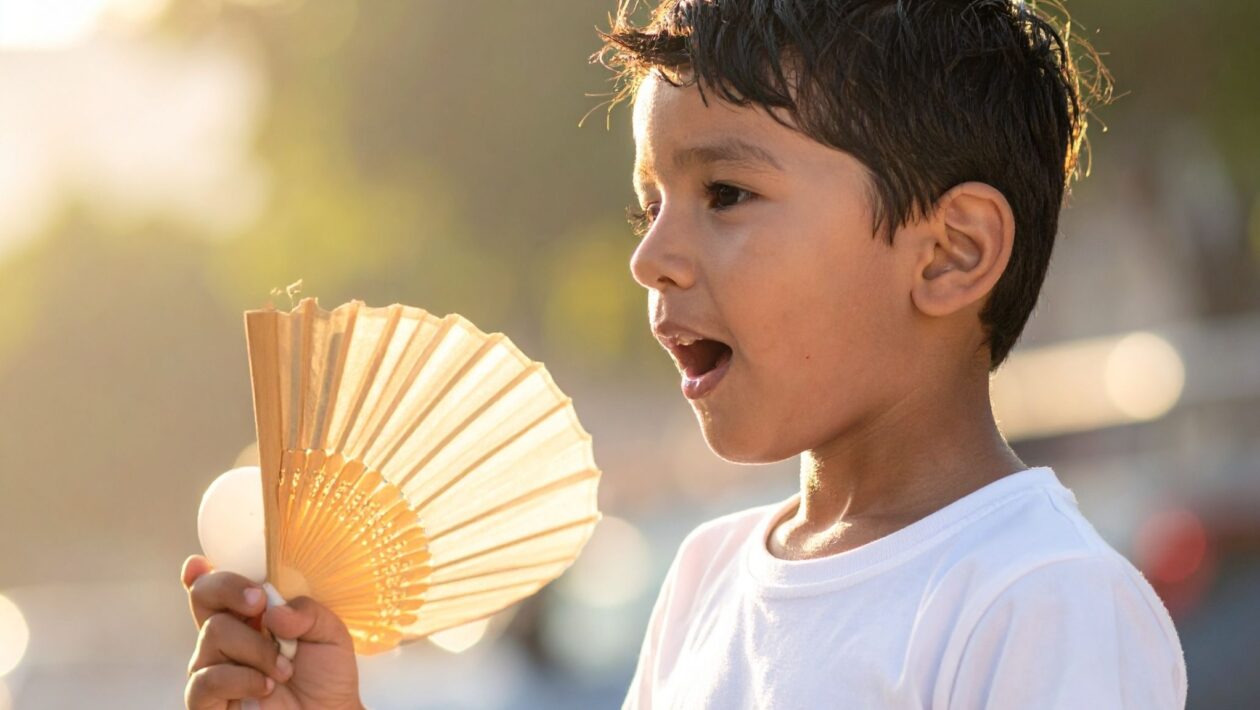 Calor excessivo pode atrasar aprendizado infantil. (Foto: Indah Lestari via Canva)