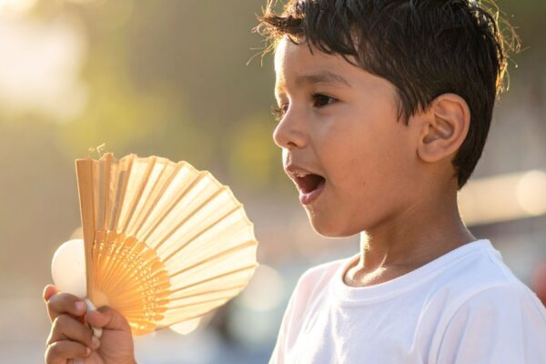 Calor excessivo pode atrasar aprendizado infantil. (Foto: Indah Lestari via Canva)