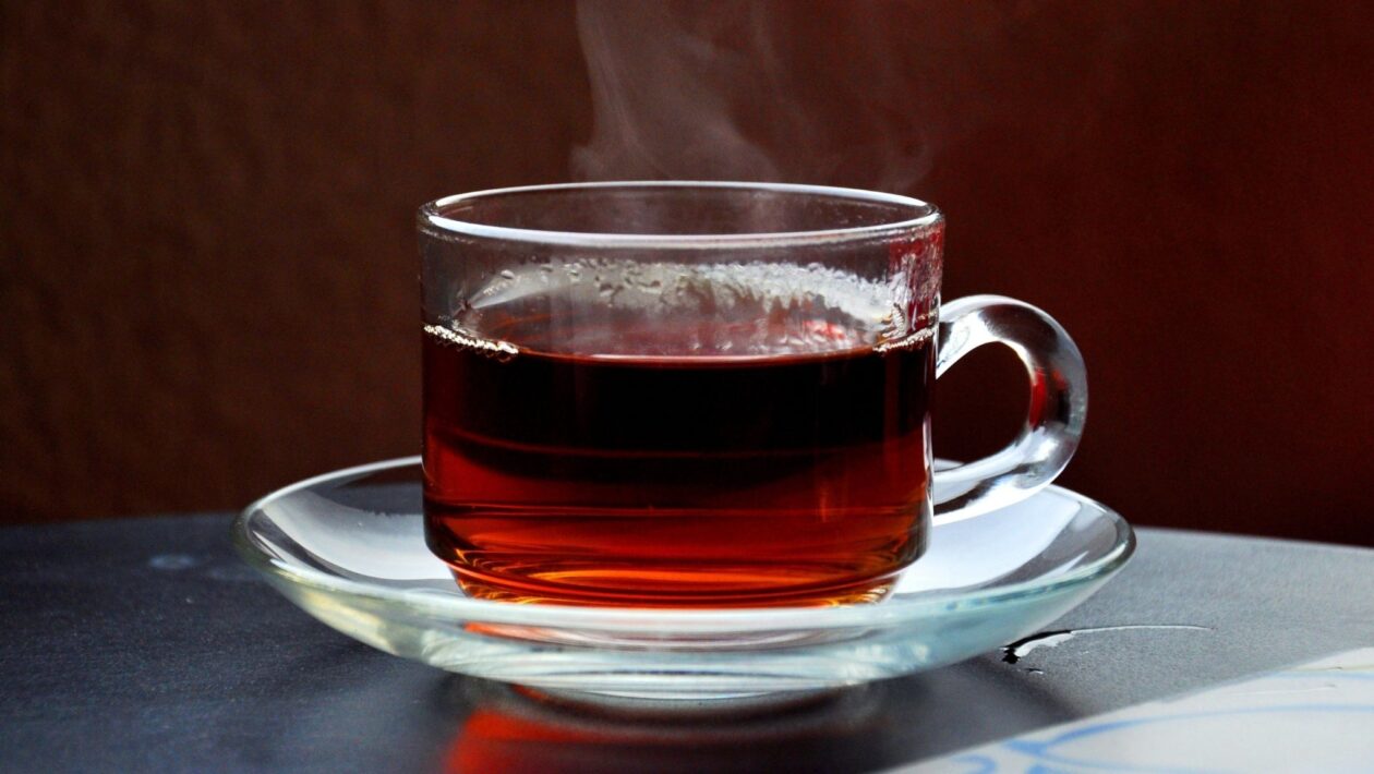 Chá preto e frutas ajudam no envelhecimento saudável. (Foto: Pixabay via Canva)