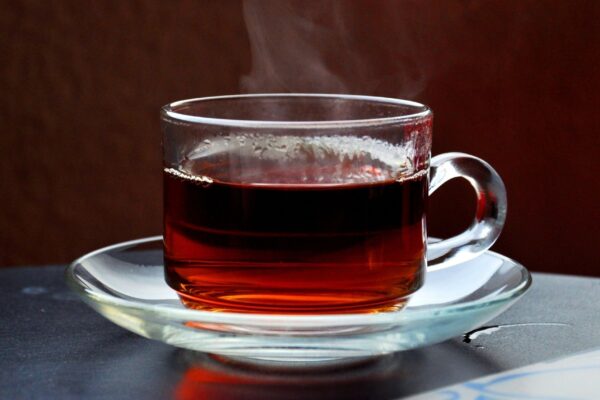 Chá preto e frutas ajudam no envelhecimento saudável. (Foto: Pixabay via Canva)