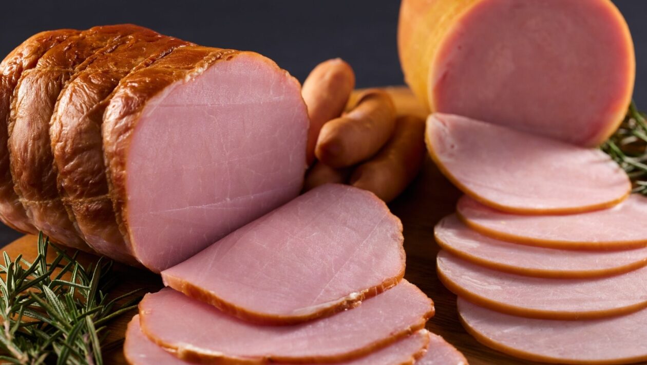 Carnes processadas aumentam risco de câncer colorretal. (Foto: Getty Images via Canva)