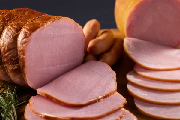 Carnes processadas aumentam risco de câncer colorretal. (Foto: Getty Images via Canva)