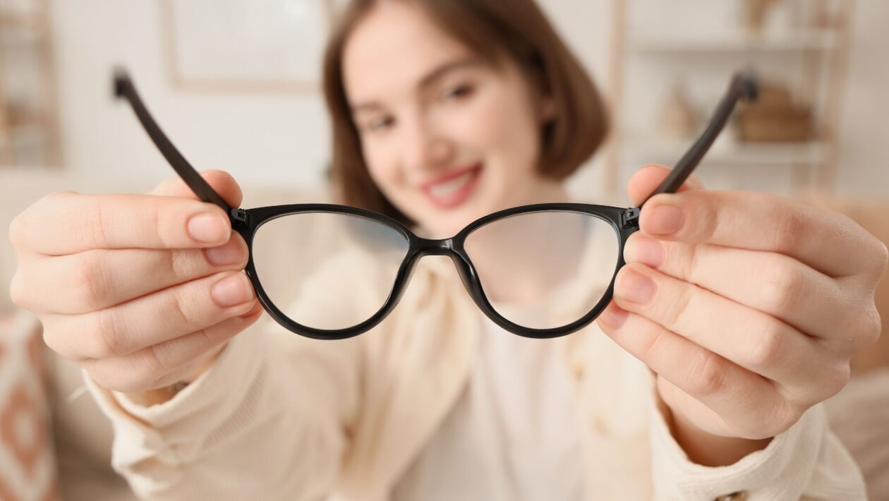 Gotas oftálmicas restauram foco em pacientes com presbiopia. (Foto: Pixelshot via Canva)