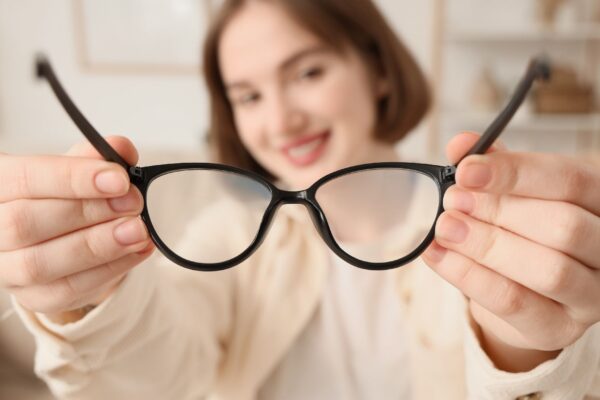 Gotas oftálmicas restauram foco em pacientes com presbiopia. (Foto: Pixelshot via Canva)