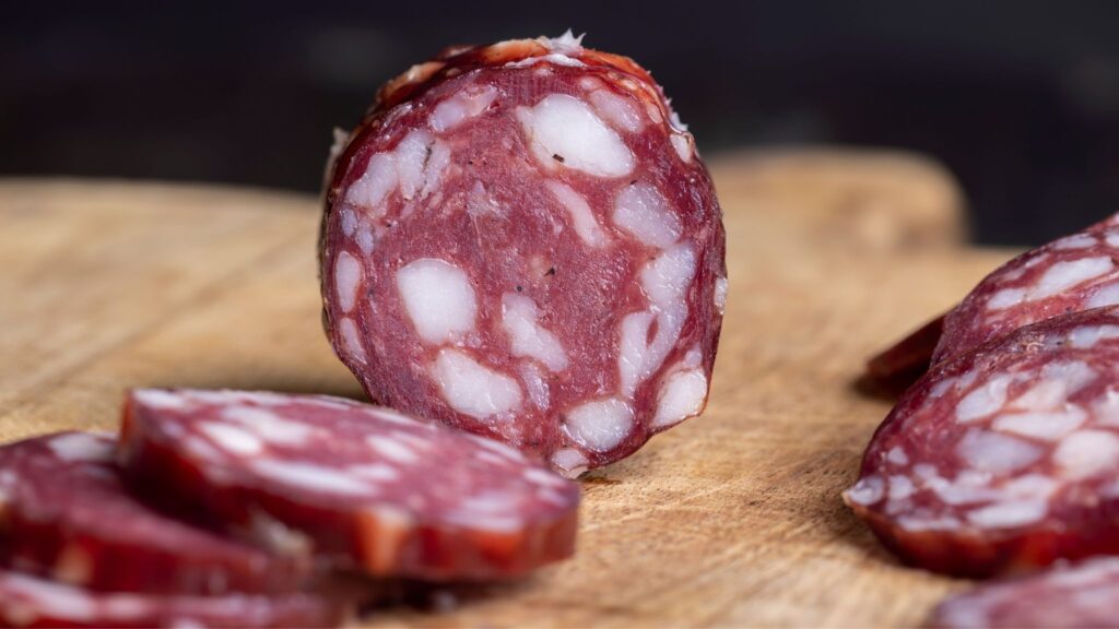 Carnes processadas e doces contêm aditivos que elevam câncer. (Foto: Getty Images via Canva)