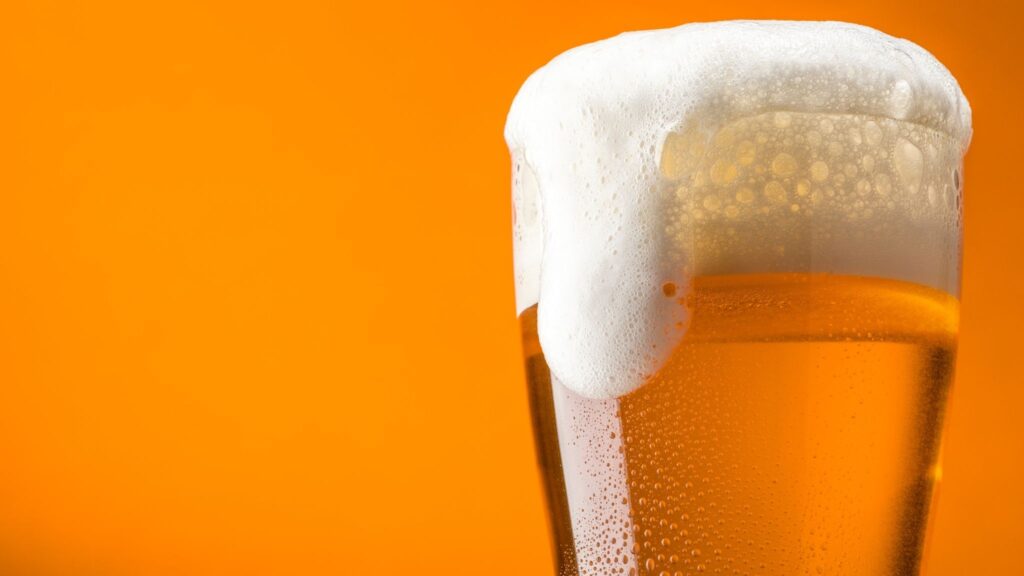 Consumo regular de álcool afeta tecidos da boca. (Foto: Getty Images via Canva)