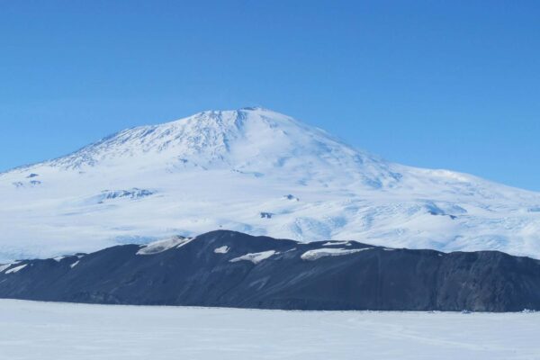 Novo mapa revela colinas e vales ocultos sob o gelo da Antártida (Imagem: Getty Images/ Canva Pro)