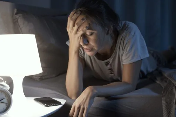 Diabetes e glicose desregulada afetam o sono noturno. (Foto: Getty Images via Canva)