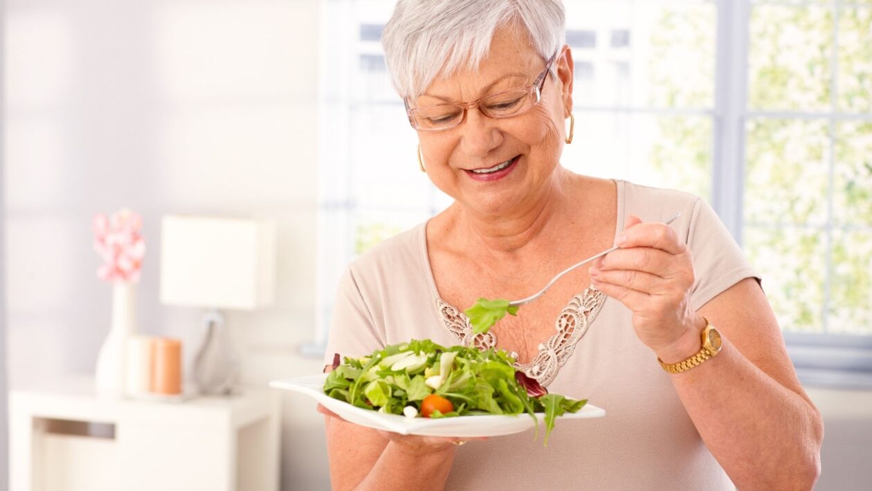 Dieta rica em vegetais aumenta as chances de envelhecer saudável. (Foto: StockLite via Canva)