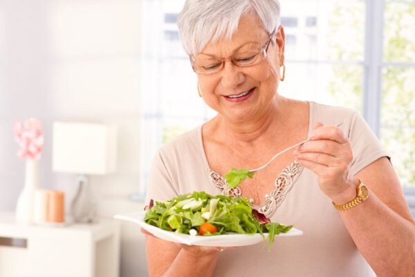 Dieta rica em vegetais aumenta as chances de envelhecer saudável. (Foto: StockLite via Canva)