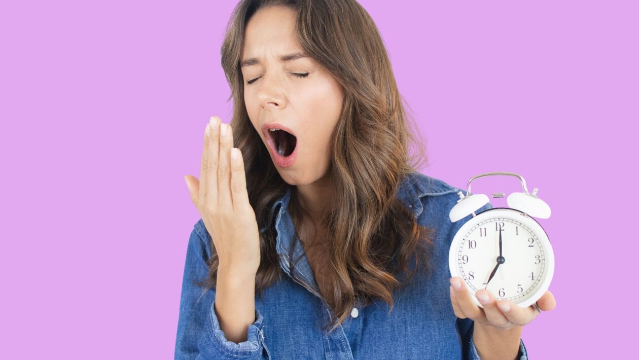 Menos de 7 horas de sono afetam saúde e longevidade. (Foto: Lais Schulz via Canva)