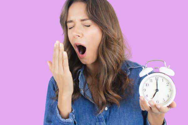 Menos de 7 horas de sono afetam saúde e longevidade. (Foto: Lais Schulz via Canva)