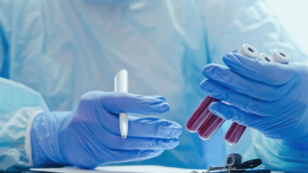 Biomarcadores no sangue ajudam a detectar endometriose. (Foto: Getty Images via Canva)