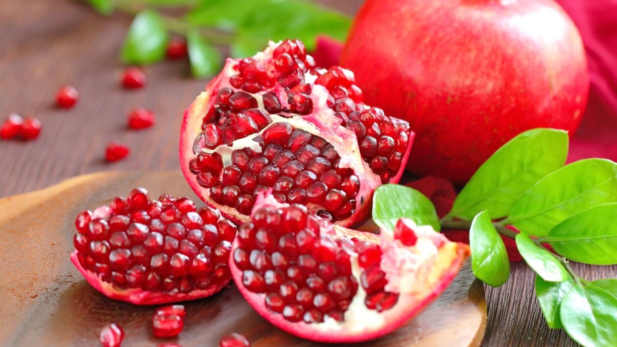 Extrato de romã combate bactérias resistentes na pele. (Foto: Getty Images via Canva)