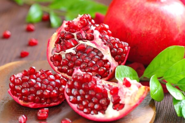 Extrato de romã combate bactérias resistentes na pele. (Foto: Getty Images via Canva)