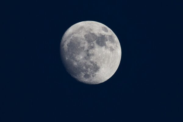 Lua Minguante avança e prepara o céu para a próxima Lua Nova (Imagem: Getty Images/ Canva Pro)