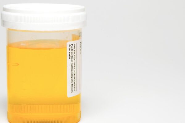 Reciclar urina pode salvar a agricultura e reduzir impactos ambientais. (Imagem: Getty Images/ Canva Pro)