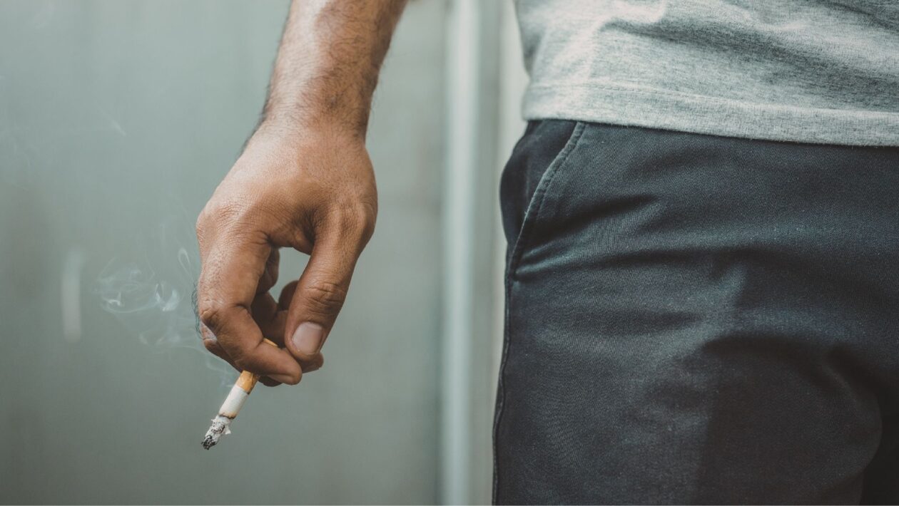 Tabagismo afeta o equilíbrio emocional ao longo da vida. (Foto: Adrian's Images via Canva)