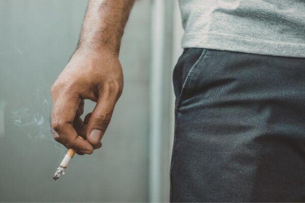 Tabagismo afeta o equilíbrio emocional ao longo da vida. (Foto: Adrian's Images via Canva)