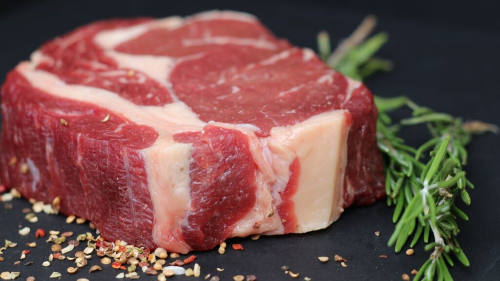 Consumo frequente de carne vermelha impacta as artérias. (Foto: Pixabay via Canva)