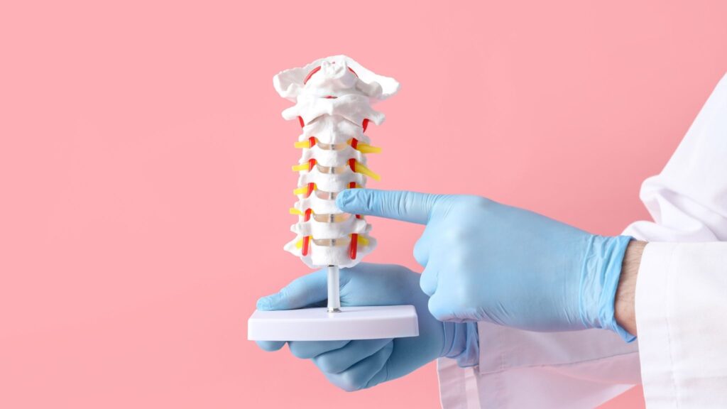 Cientistas avaliam hidrogel para tratar degeneração da coluna. (Foto: Pixelshot via Canva)