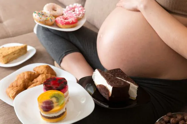 Dieta materna influencia a microbiota e a imunidade dos filhos. (Foto: Mykolasosiukin via Canva)