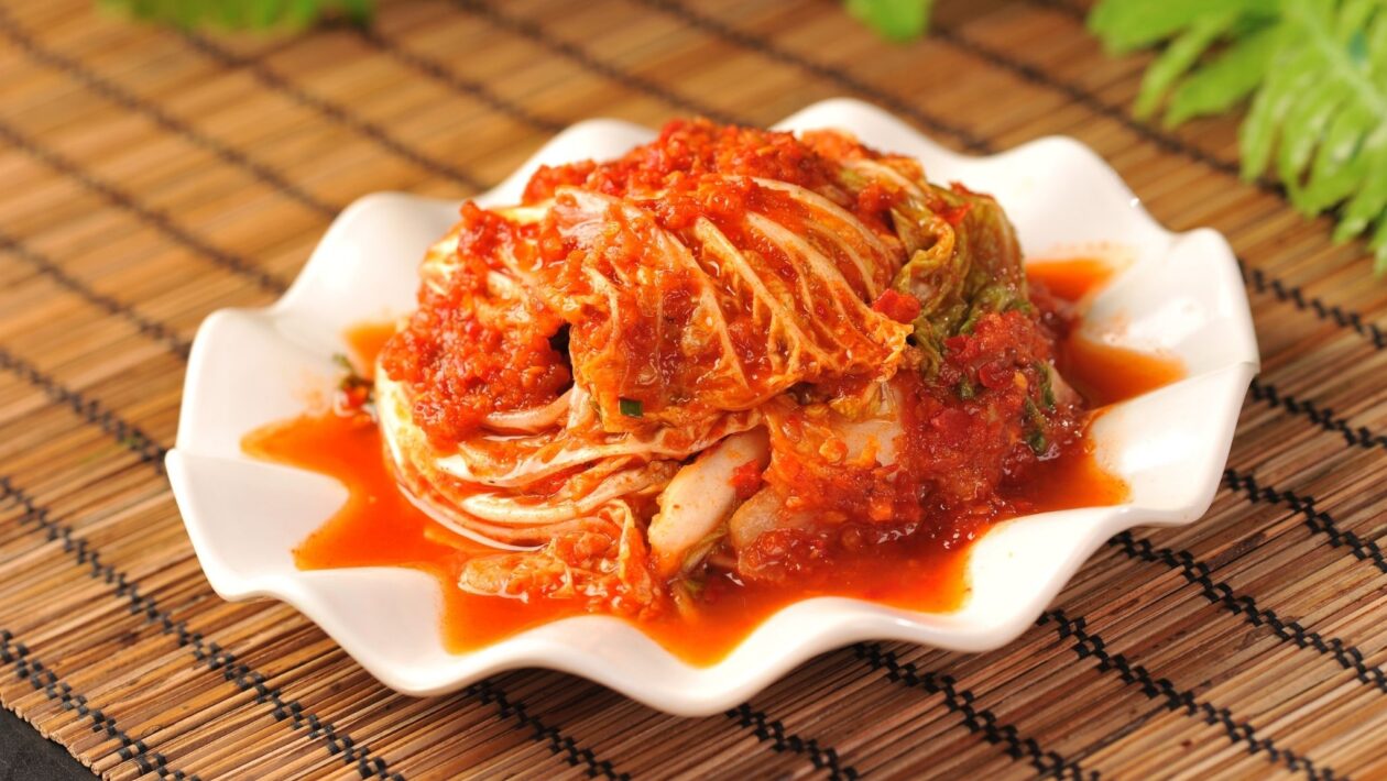 Kimchi ajuda o corpo a se defender sem inflamar. (Foto: Pixabay via Canva)