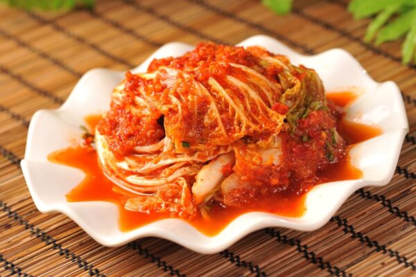 Kimchi ajuda o corpo a se defender sem inflamar. (Foto: Pixabay via Canva)
