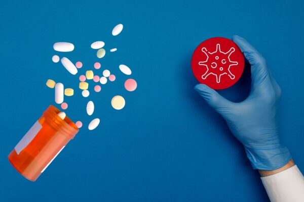 Medicamento oral reduziu carga viral do Nipah em testes. (Foto: Pexels e Touchr via Canva)