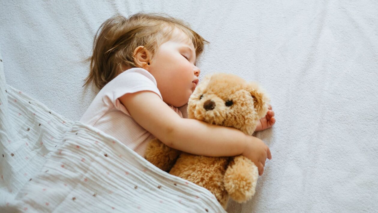 Melatonina pode interferir no ritmo biológico infantil. (Foto: Evgeniya Shugaliya via Canva)