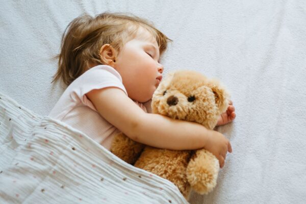 Melatonina pode interferir no ritmo biológico infantil. (Foto: Evgeniya Shugaliya via Canva)