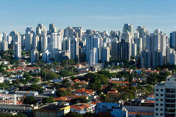 Ar das cidades está cheio de micro e nanoplásticos invisíveis (Imagem: Getty Images via Canva)