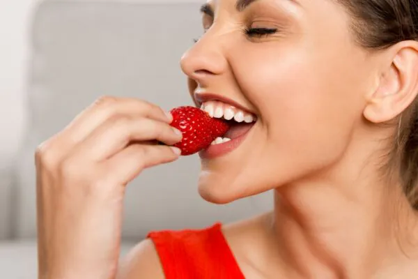 Frutas vermelhas podem ajudar a reduzir proteínas cerebrais tóxicas. (Foto: Ikostudio via Canva)