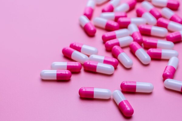 Teste revela quais antibióticos realmente matam bactérias. (Foto: Fahroni via Canva)