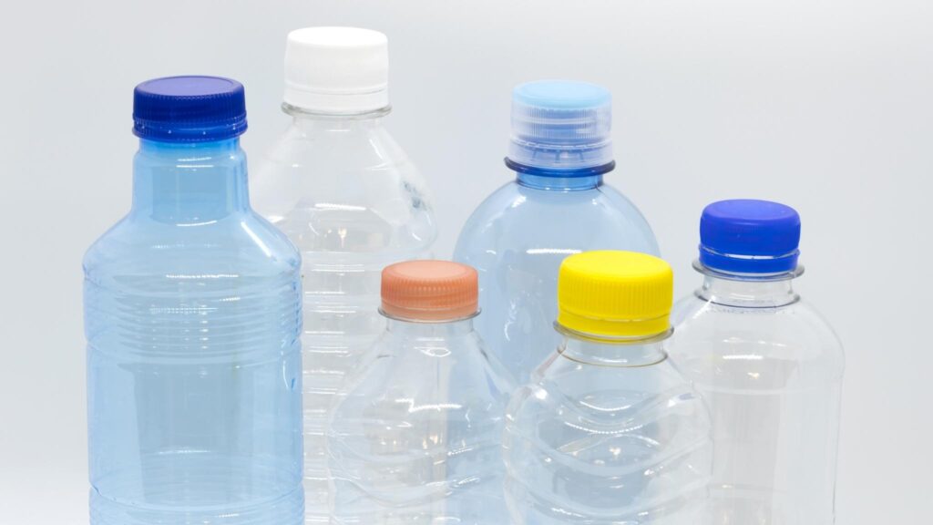 Garrafas PET viram tecnologia para reduzir emissões de carbono (Imagem: Getty Images/ Canva Pro)
