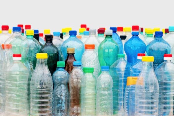 Plástico reciclado agora ajuda a capturar CO₂ e combater o aquecimento global (Imagem: Getty Images/ Canva Pro)