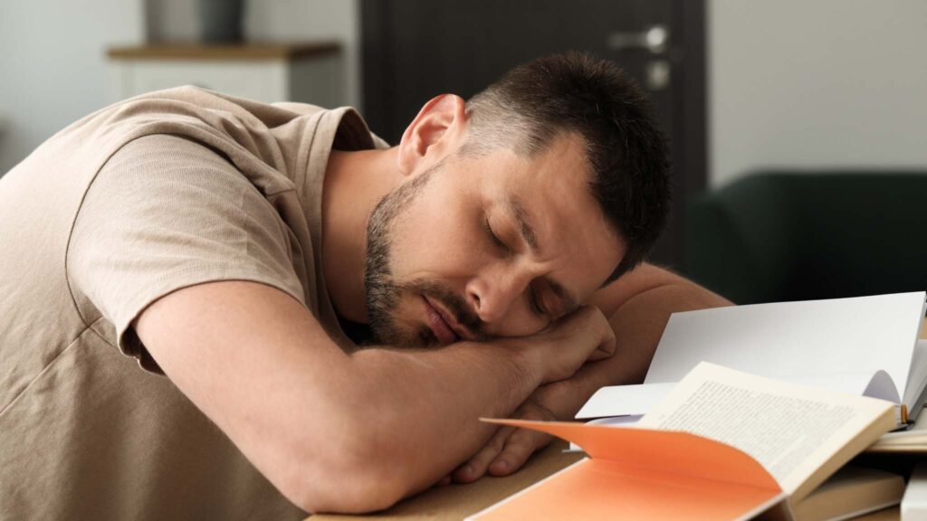 Privação de sono ativa fluido cerebral e causa lapsos de atenção (Imagem: África Images via Canva)